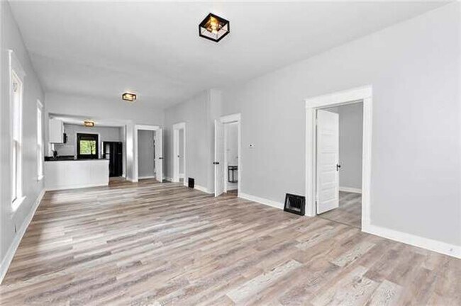 Foto del edificio - Coming Soon | Charming 3 Bed, 3 Bath Bungalow in Independence!