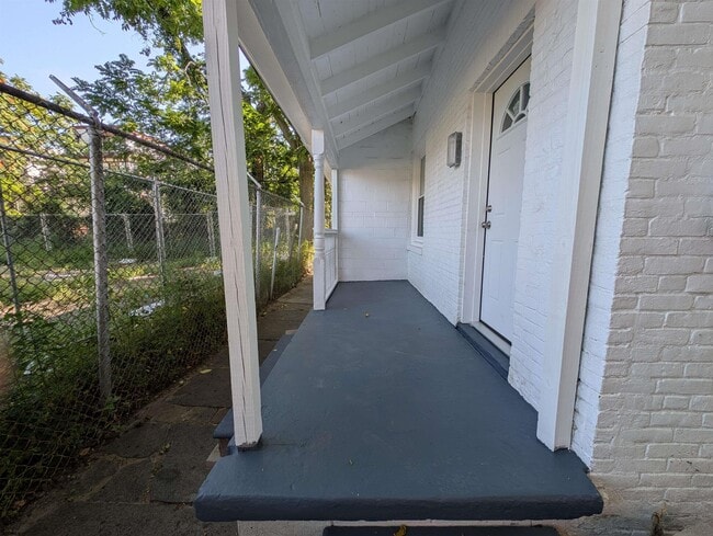 Building Photo - 904 Westcoat Pl