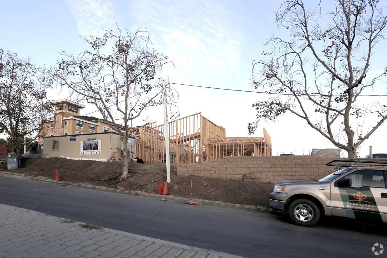 Building Photo - Oakcrest Heights