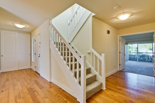 Building Photo - 3 Bed 3 Bath 2 Story Loft Style Condo in M...