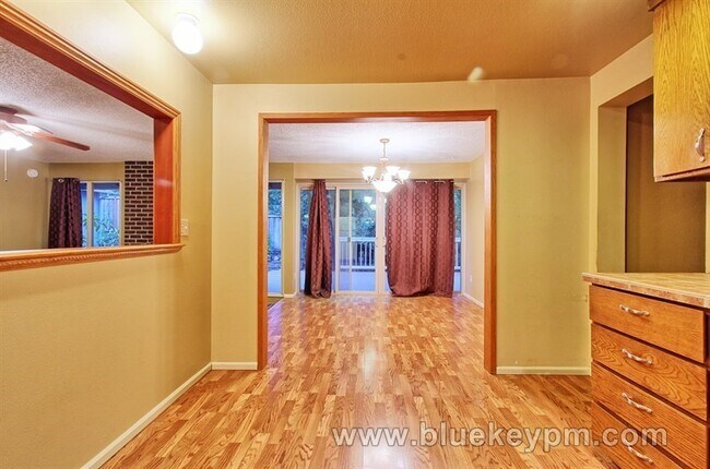 Building Photo - 3 bed, 2 bath home in Portland near Highwa...