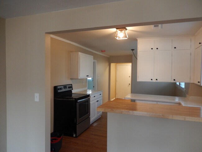 Building Photo - 1609 McKinley Ave NE