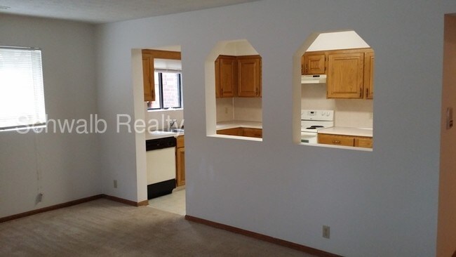 Building Photo - Small, Quiet Community!