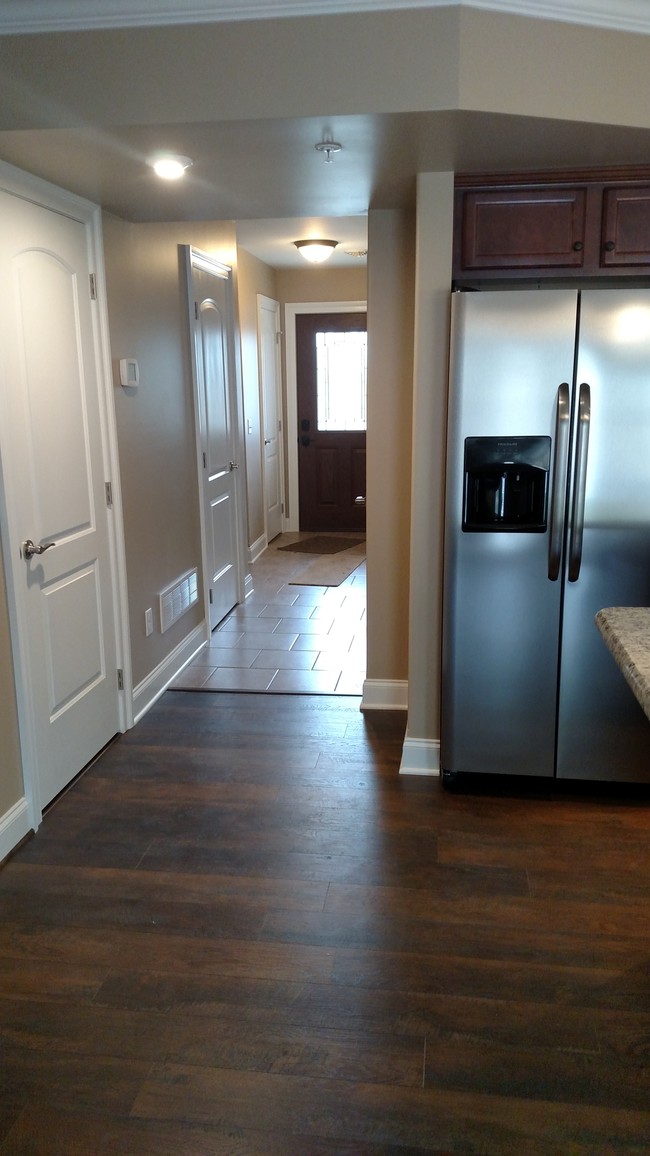 Entrada - 206 Hollow Dr