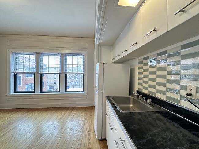 Building Photo - 1307 Oak Ave