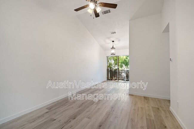 Foto del edificio - 1015 E Yager Ln