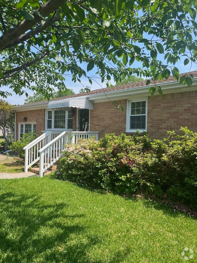 Building Photo - 8450 Radnor Rd