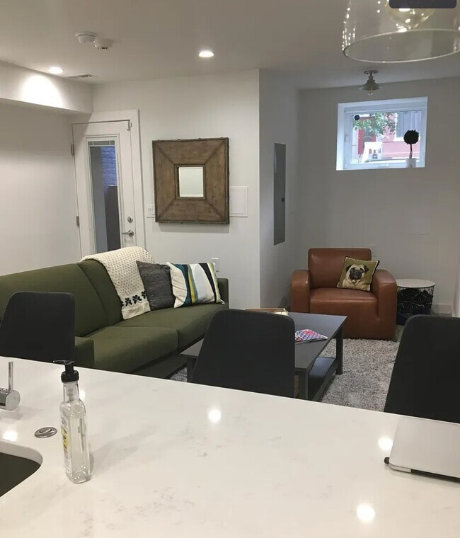 Entrada principal, rincón para espacio de trabajo - 1741 1st St NW