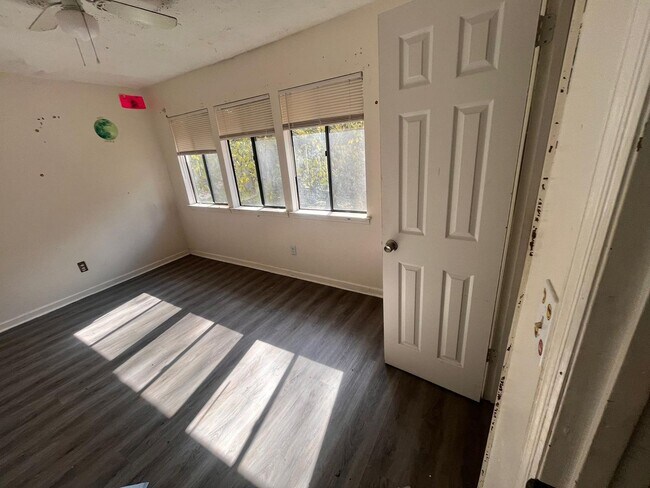 Foto del edificio - 7560 Taylor Rd