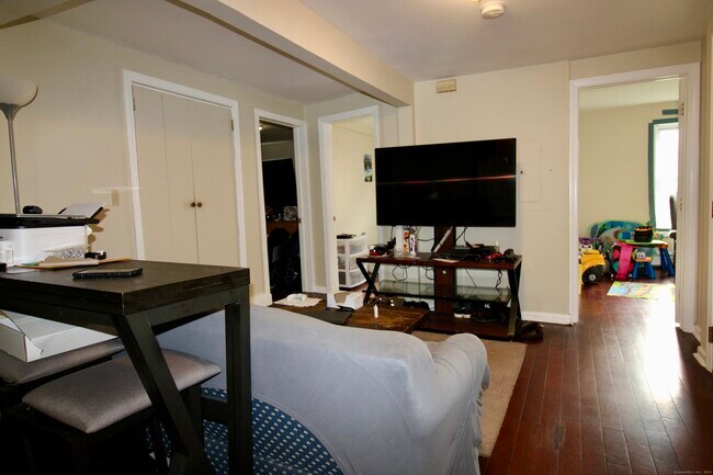 Foto del edificio - 38 Denison Ave