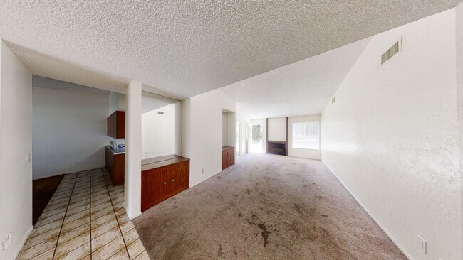 Foto del edificio - 5BD/2BA, Huge Yard! Turf getting installed!