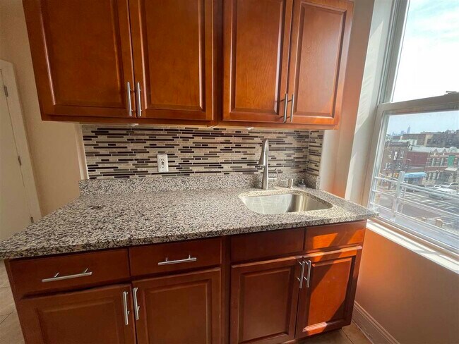 Foto del edificio - 5309 Hudson Ave