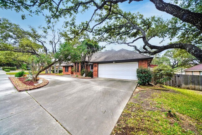 Building Photo - Executive Home in Greenshire with Luxurious Updates and Spacious Outdoor Living - Agent Commissio...