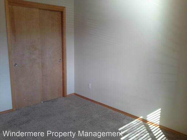 Building Photo - 2216 Mercedes Dr