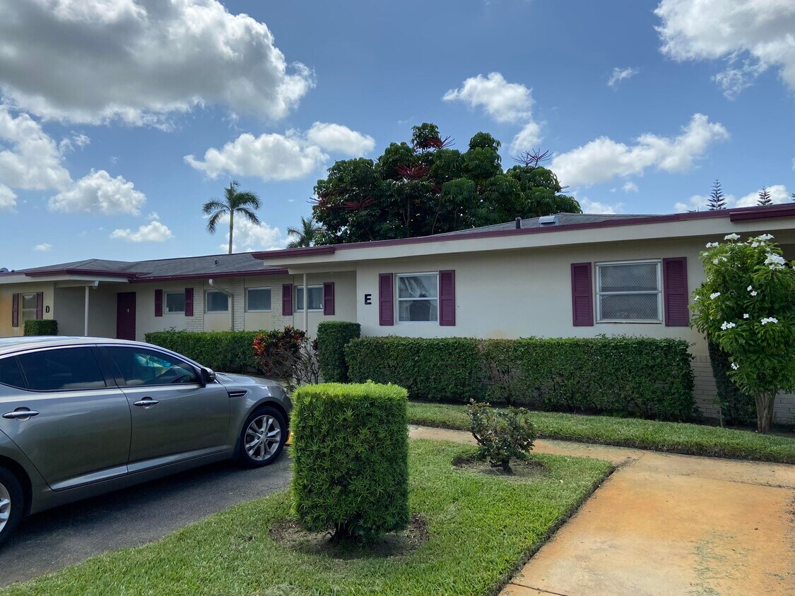 Foto principal - 2681 Barkley Dr W