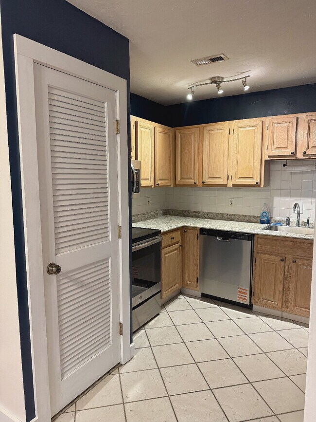 Foto del edificio - Spacious 2 BED 1.5 BATH Condo rental close to Quincy Center!