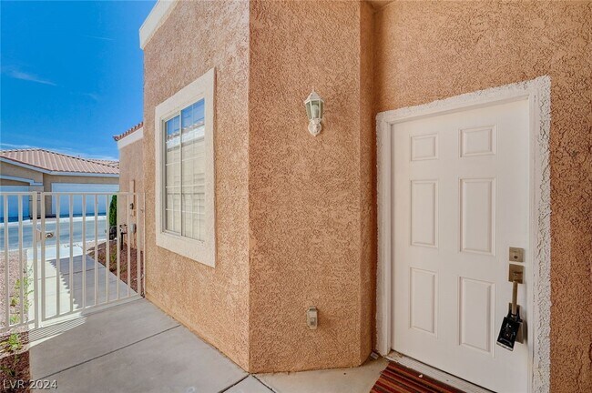 Building Photo - 2830 Serenidad Dr