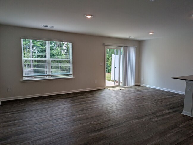 Foto del edificio - Beautiful 4 Bedroom, 2.5 Bathroom Townhome in Mallard Creek!