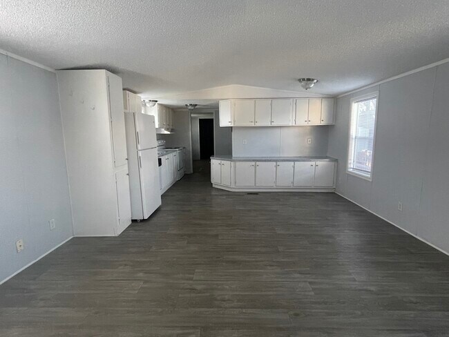 Foto del edificio - 5012 Shoreline Cir W