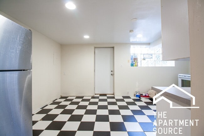 Building Photo - 826 W Dakin St