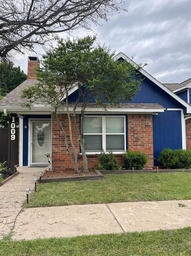 Building Photo - 1009 Wyland Dr