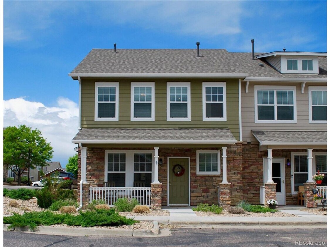 Primary Photo - Available 6/11: Beautiful End Unit Townhom...