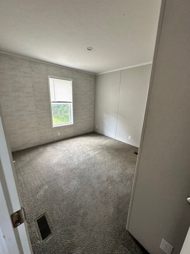Building Photo - 2 Bedroom/1 Bathroom Mobile Home
