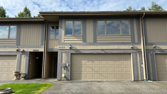 Building Photo - Large 3 Bedroom Townhouse - New Carpet! 2 ...