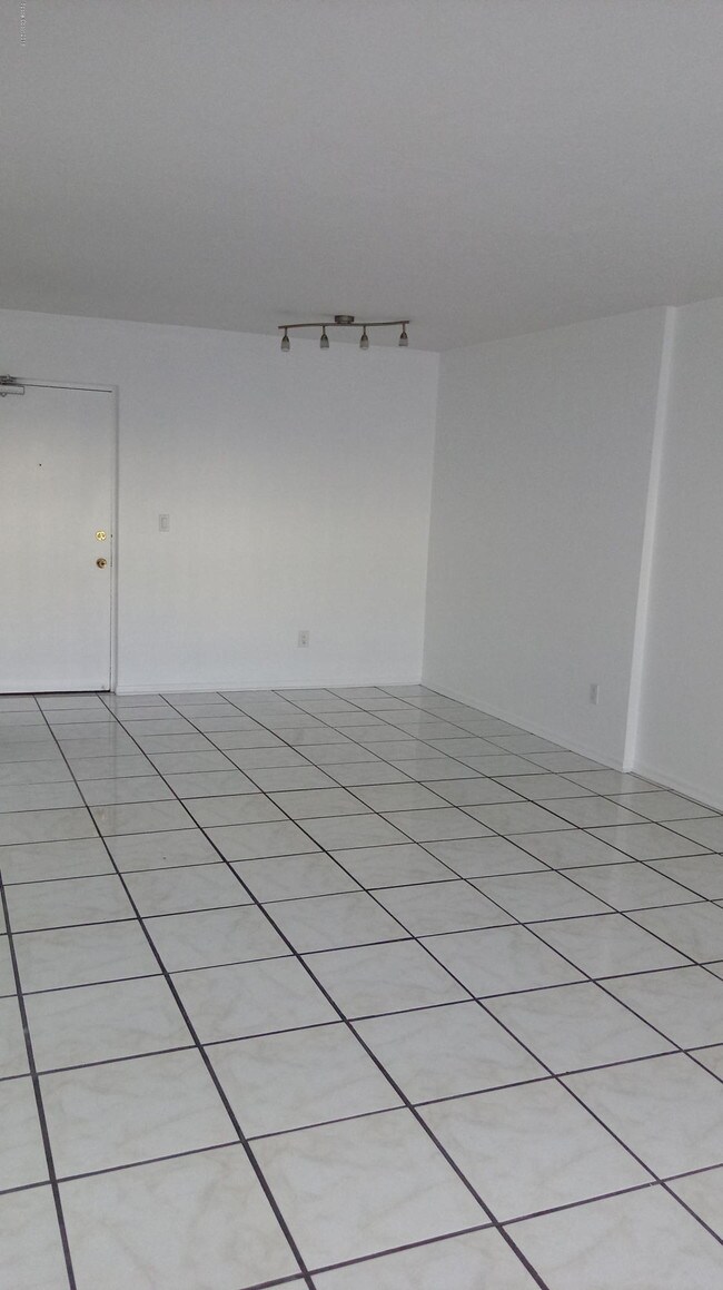 Foto del edificio - 223 Columbia Dr