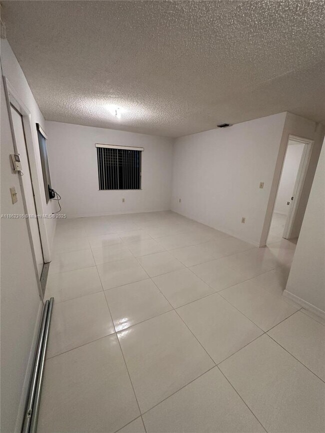 Foto del edificio - 2904 NW 94th St