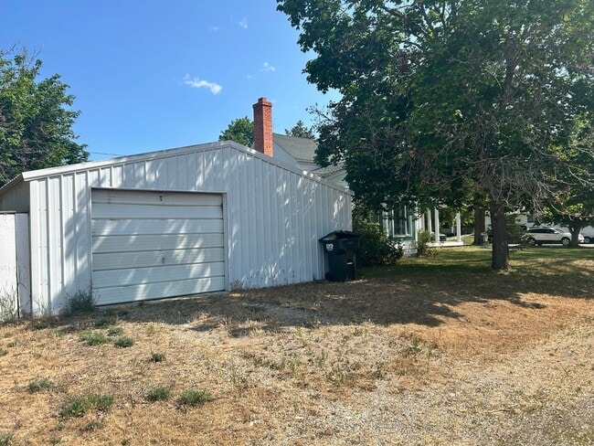 Building Photo - 2 bed 1.5 bath Hamilton home