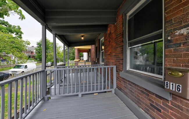 Building Photo - 814 S Ohio Ave