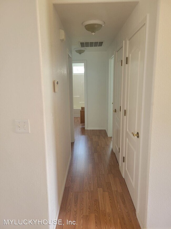 Building Photo - 3 br, 2 bath House - 2532 NE Moonlight Drive