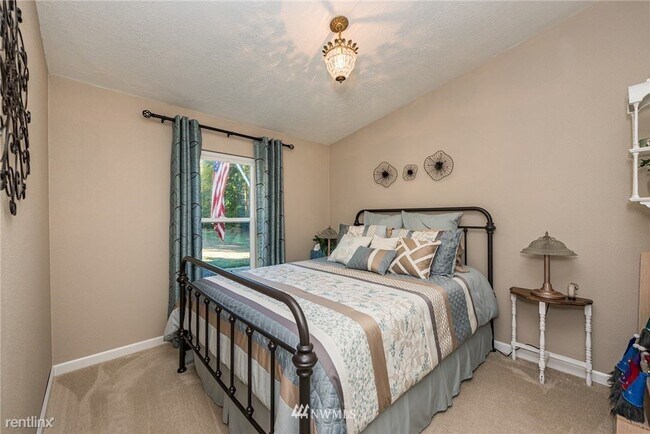 Building Photo - 3 br, 1 bath House - 142 Rhododendron Dr
