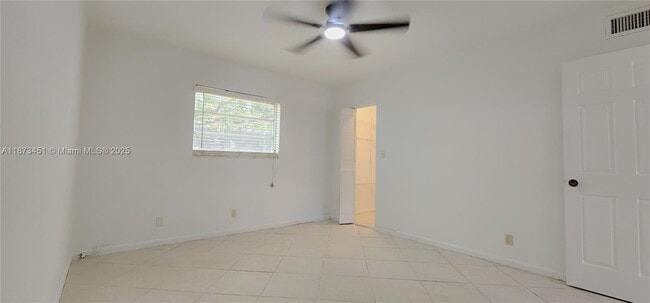 Building Photo - 304 NW 30th Ct