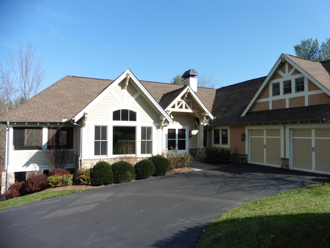 Primary Photo - 65 Orvis Stone Cir