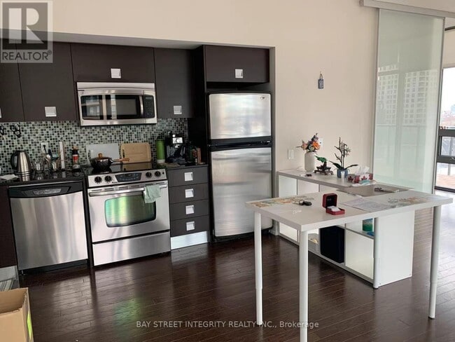 Building Photo - 33 Charles St E