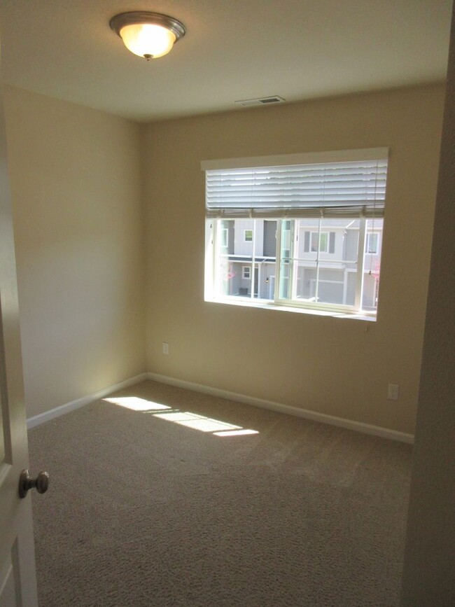 Building Photo - Newer 3 bedroom in South Salem