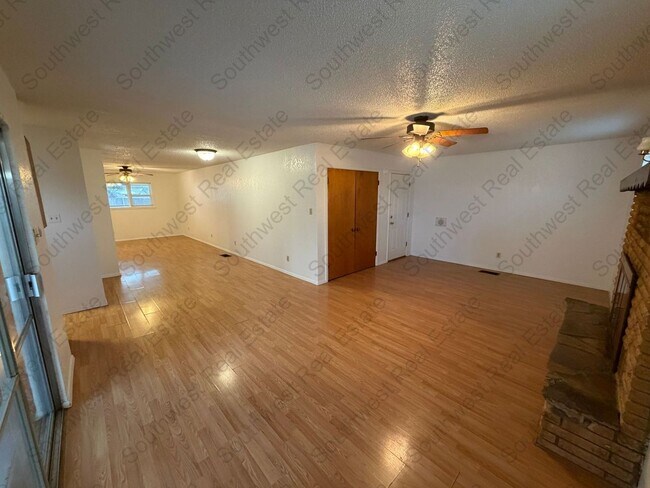 Building Photo - Cute 3 bedroom 2 bath brick home.