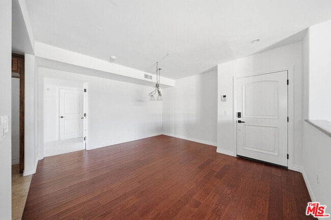 Foto del edificio - 4733 Elmwood Ave