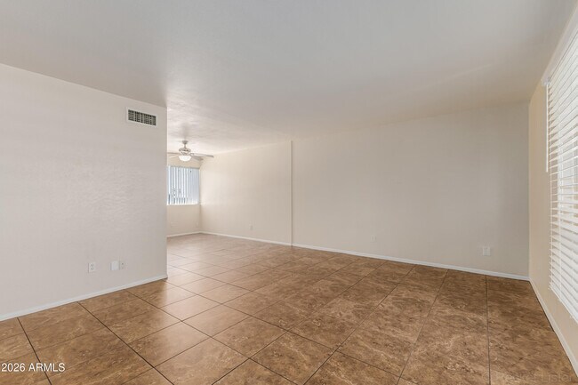 Foto del edificio - 7141 N 16th St