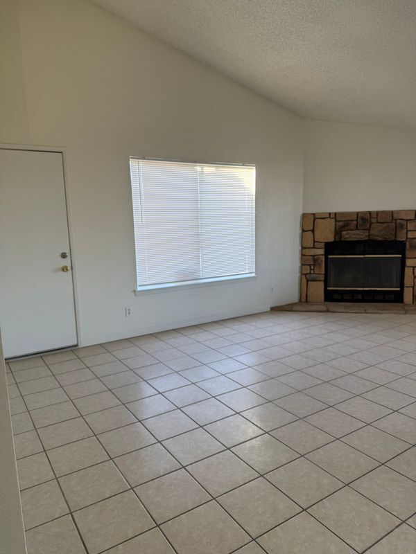 Foto del edificio - 22412 Hurons Ave