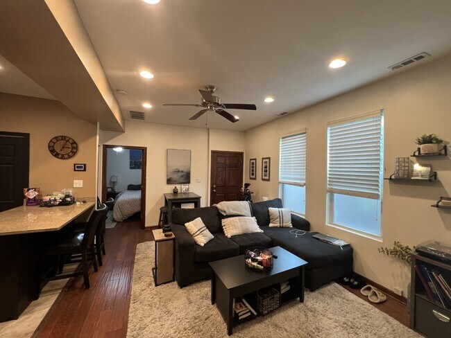 Foto del edificio - 3327 N Hamilton Ave