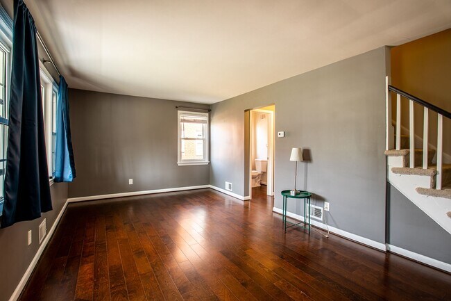 Foto del edificio - Amazing 3 BR/2.5 Semi-Detached Home in Tem...