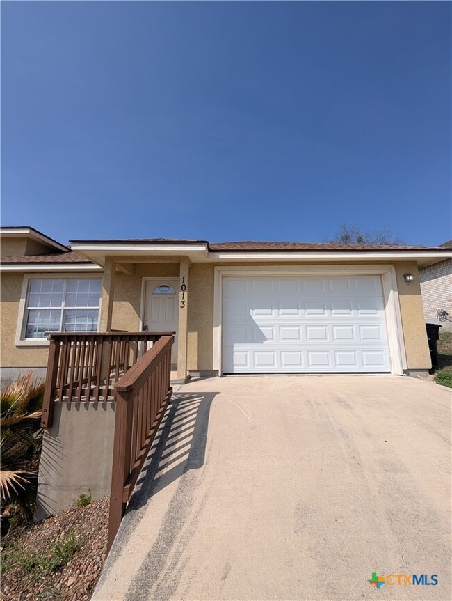 Foto del edificio - 1013 Misty Acres Dr