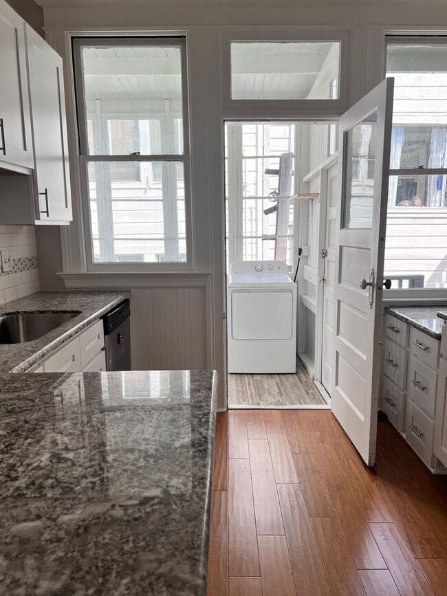 Building Photo - 2BR/1BA North Beach Renovated GEM! Parking...