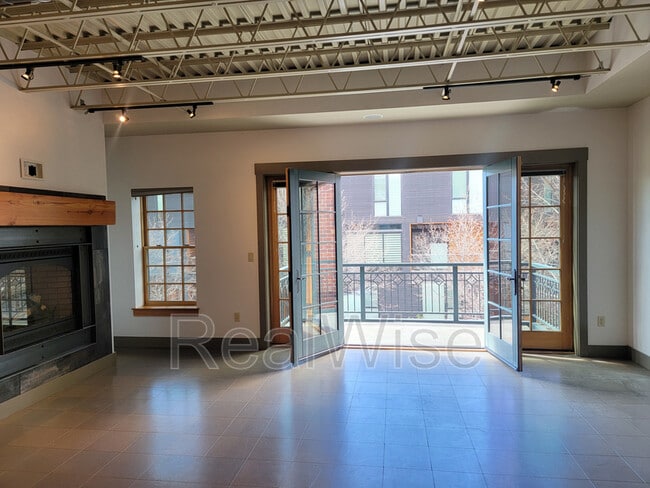 Building Photo - 16 SW Wall St