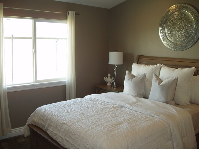 Bedroom - 261 Willow St