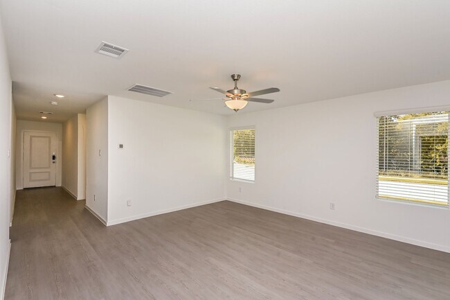 Foto del edificio - 2740 River Knl Ln