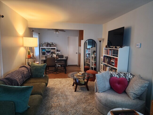 Sala de estar desde el frente - 532 Rosecrans Ave